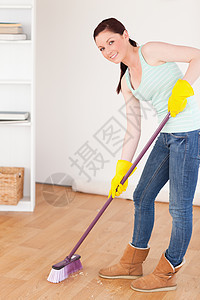好漂亮的红头发女人 扫遍了家里的地板图片