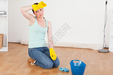美红头发女人在打扫地板时休息的漂亮红头发女人图片