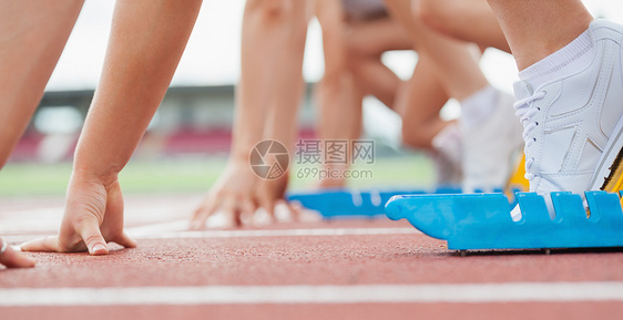 在起跑线后面等待的运行者运动体操赛跑者身体运动员跑步竞技健身房训练锻炼图片