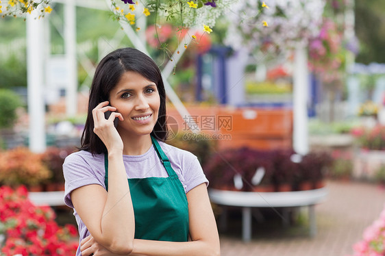 在园艺中心工作的女人打个电话图片