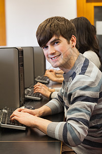 坐在电脑室里的人微笑着图片