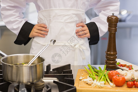 厨师煮汤蔬菜电饭煲切菜板火炉厨艺库存肉汤美食家滚刀胡椒图片