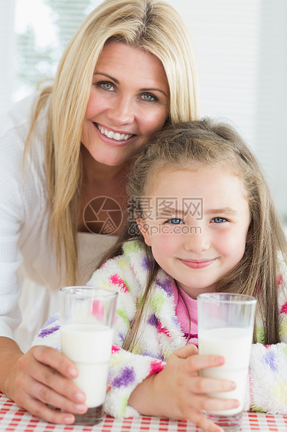 母亲和女孩喝牛奶图片