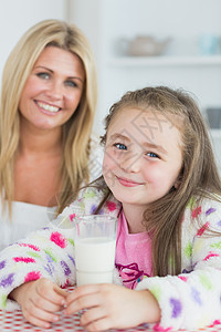 小女孩和妈妈一起喝杯牛奶的小孩图片