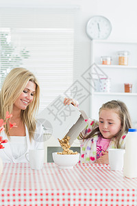 母亲和女儿吃早餐图片