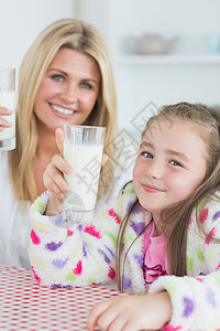 母亲和女孩举着牛奶杯图片