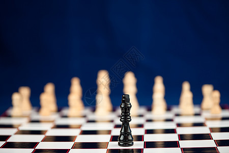 站在棋盘旁的黑象棋图片