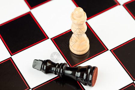 白站着的黑象棋碎片图片