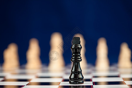 黑色棋子站在棋盘后面的白色棋子图片