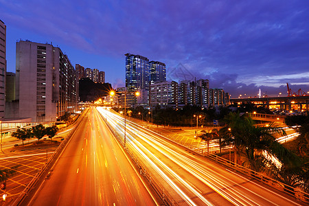 夜间在香港的交通城市市中心商业运动公共汽车时间摩天大楼景观街道高峰图片