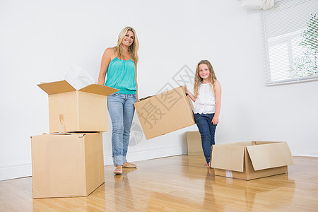 母亲和女儿携带搬运箱子图片
