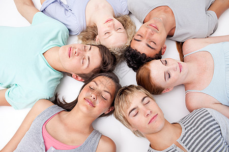 青少年与头一起睡在地板上地面中学友谊女性男生团队说谎青年闺蜜乐趣图片