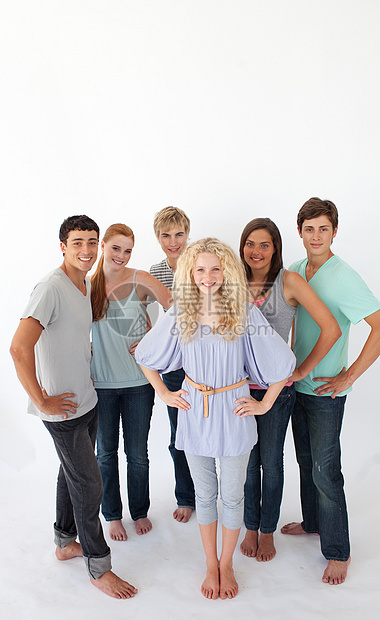 一群朋友站在白色背景和影印版面的黑白背景上图片