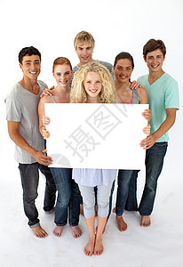 一群持有空白卡的青少年群体图片