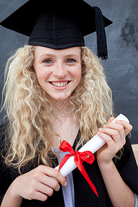 中学学校微笑的少女欢庆女孩毕业时的肖像背景