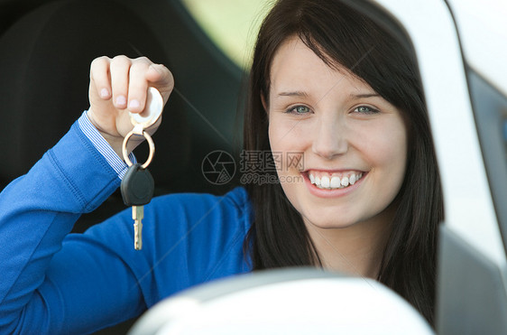 坐在车里拿着钥匙的黑人少女女郎女士成人学习汽车车辆司机女孩青少年女性运输图片