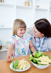 保姆母亲和女儿吃蔬菜 吃蔬菜图片