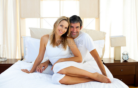 在床上拥抱的情恋伴侣图片
