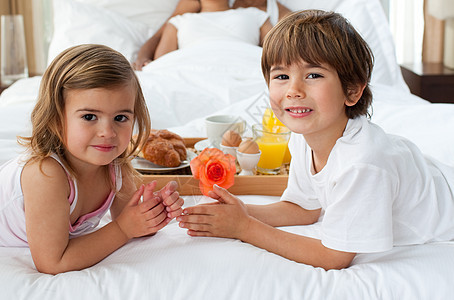 可爱的兄妹和妹妹在他们家吃早饭图片