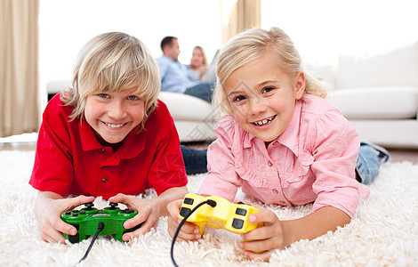 玩电子游戏的儿童视频娱乐女性游戏男人母亲家庭孩子们孩子女儿图片