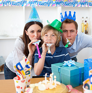 欢乐的父母们庆祝他们儿子的生日图片