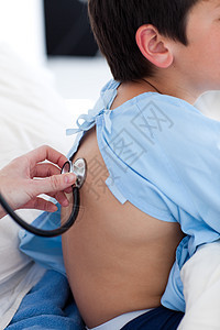 检查儿童呼吸道发病率的医生;背景图片