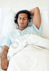 睡在医院床上的男病人图片