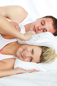 女人想和男人打呼噜睡觉图片