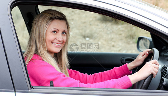 驾驶轮上微笑的女司机图片