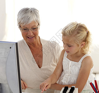 小女孩解释她奶奶怎么用电脑吧? 小姑娘图片