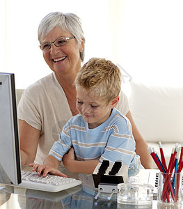 Grandson 和外婆用电脑图片