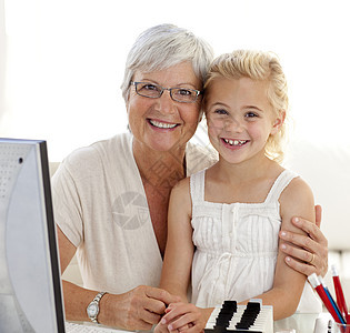 使用计算机对孙女和祖母的肖像图片