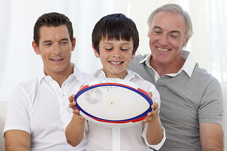儿子带着橄榄球 和父亲和祖父一起图片