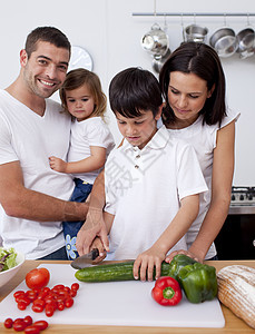 可爱的儿子和家人一起做饭图片