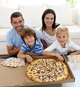 家人在沙发上吃比萨图片