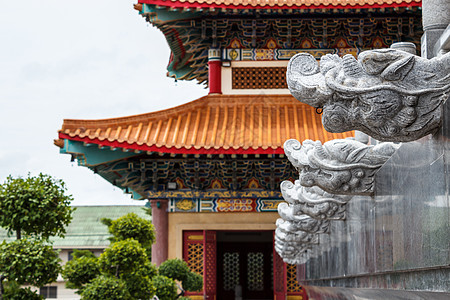 中国风格的龙头雕像图片