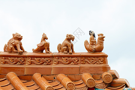 中国神庙屋顶上有古代雕塑的中国圣殿楼顶背景