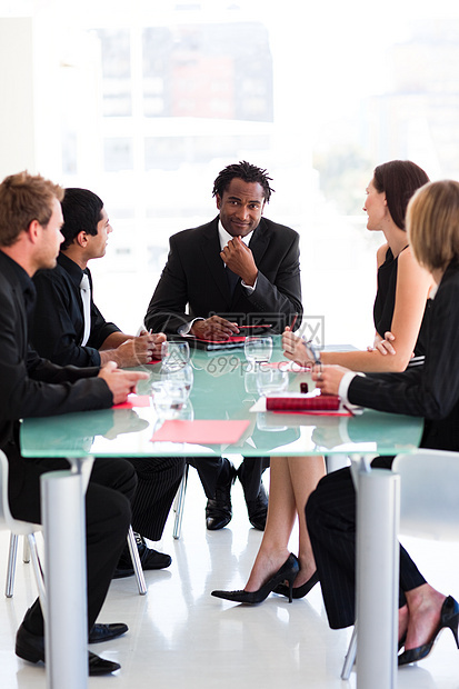 商业团队在会议中互动商务白色人士推介会男人金融讨论桌子经理女性图片