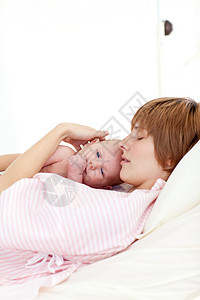 病人在床上与新生婴儿一起放松图片