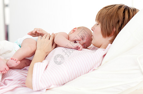 黄河母亲像怀着新生儿婴儿的妇女后代拥抱牛奶家庭喜悦青年孩子母亲压痛哺乳期背景