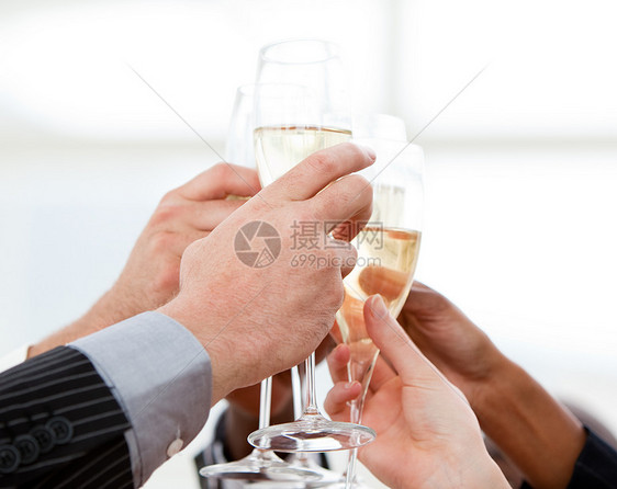 以香槟庆祝一个盛会的商务人士特快活动图片