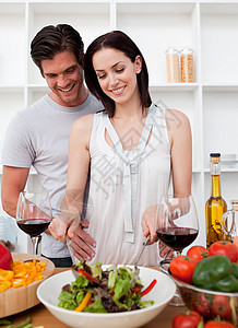 微笑的一对夫妇做饭的肖像妻子女孩盘子闲暇烹饪夫妻幸福厨房胡椒女士图片