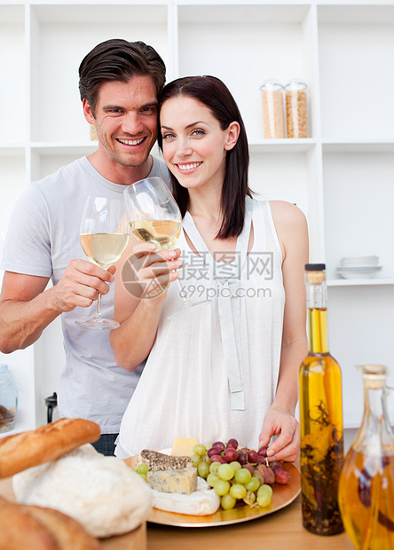 快乐的一对夫妇加红酒敬酒图片
