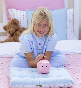 微众银行微笑的女孩在小猪银行存钱女儿财富教育硬币快乐储蓄童年现金金融卧室背景