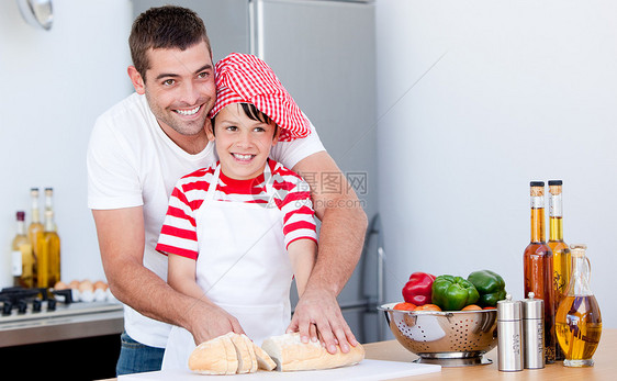父亲和儿子在做饭时的肖像图片
