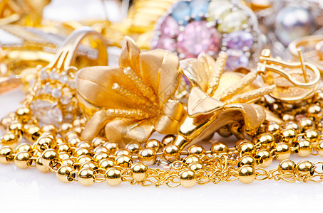 大量金首饰的收藏魅力优雅挂坠盒项链吊坠金属珠子钻石耳环礼物图片