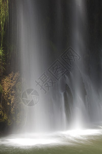 西班牙萨拉戈萨新埃瓦洛斯皮德拉修道院瀑布图片