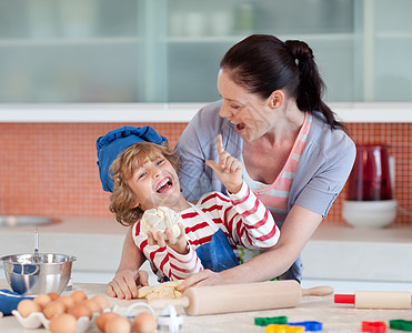 在厨房玩得开心的一家人饼干孩子们母亲女性帮助妈妈烹饪青年闲暇孩子图片