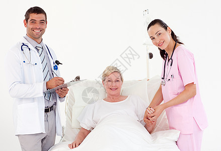 老年妇女在医生和护士之间图片