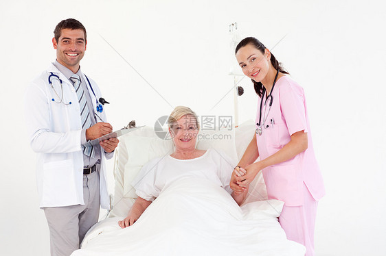 女病人在护士和医生之间图片